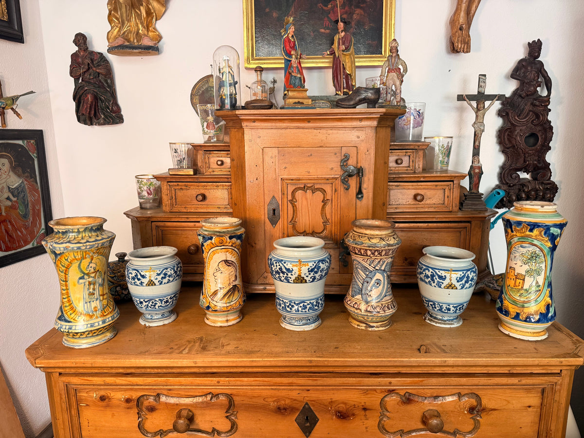 talienische Majolika und historische Albarelli mit handbemaltem Dekor