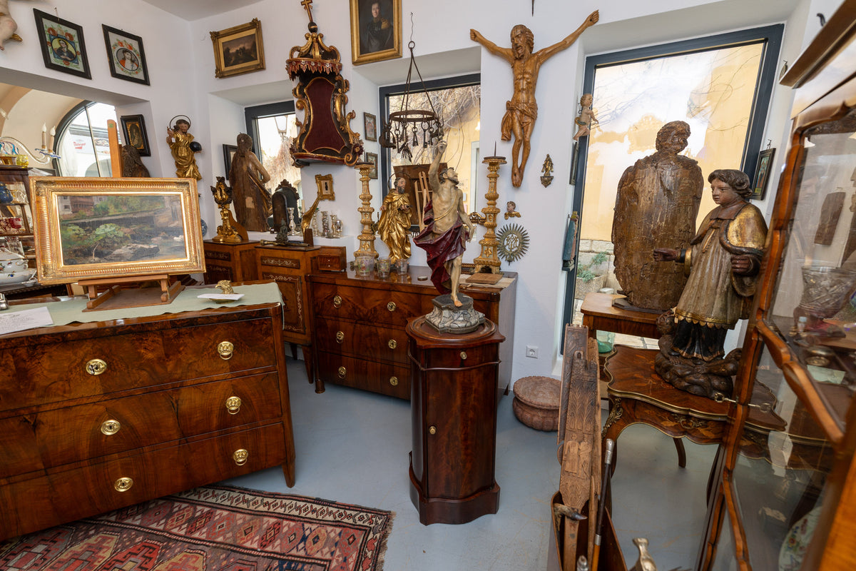 Antiquitäten und Kunstobjekte im Geschäft von Antiquitäten & Kunsthandel Seger in Klagenfurt ,Kärnten