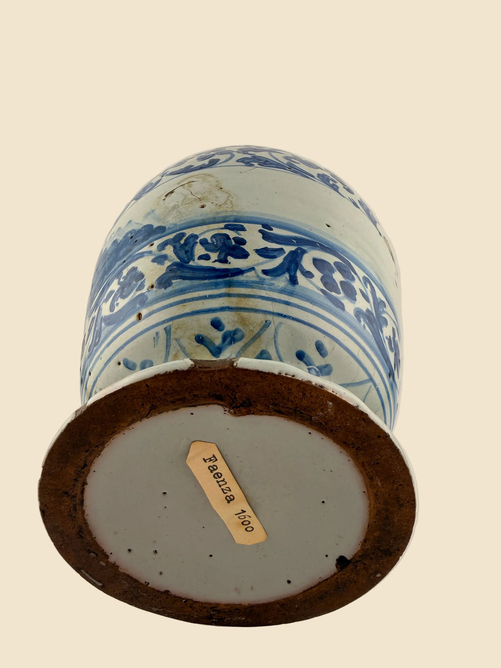 Unterseite des Maiolica-Apothekengefäßes mit älterem Etikett Faenza 1600 und unglasiertem Standring