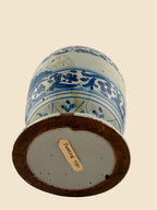 Unterseite des Maiolica-Apothekengefäßes mit älterem Etikett Faenza 1600 und unglasiertem Standring
