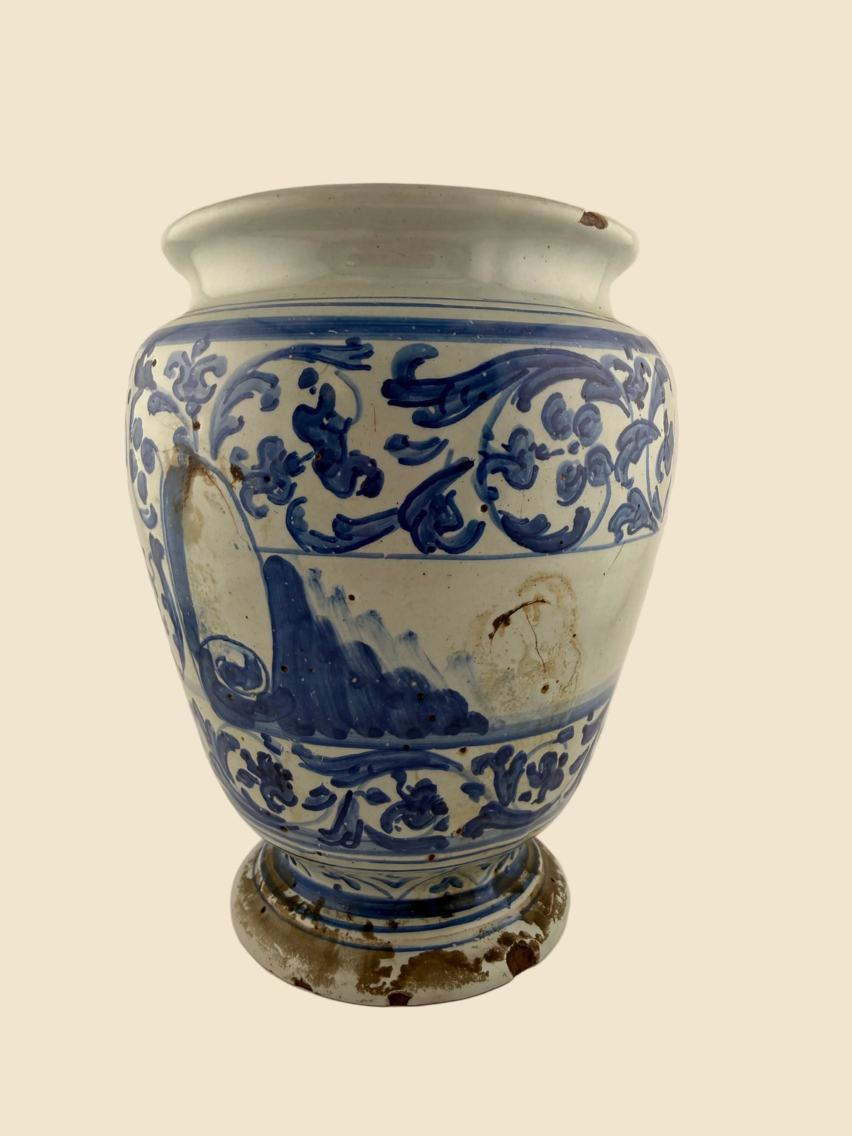 Rückansicht des Faenza zugeschriebenen Maiolica-Gefäßes mit floralem Rankendekor