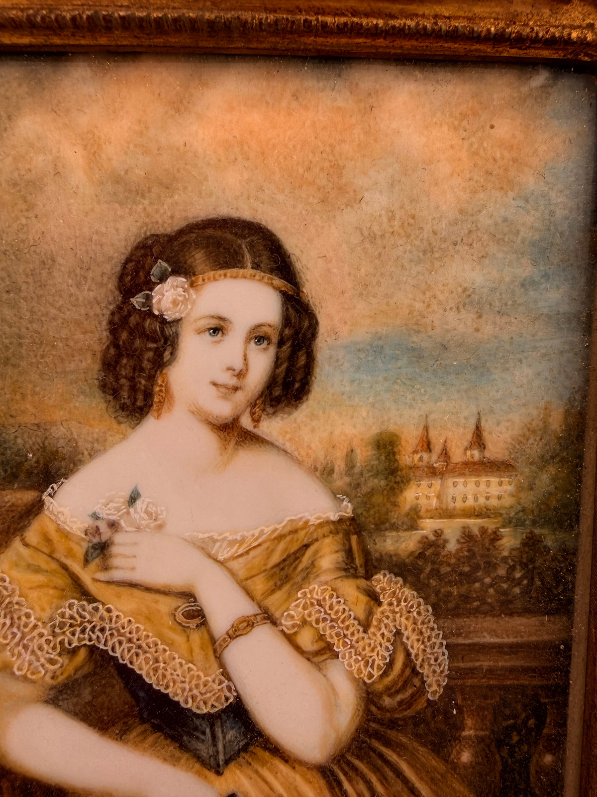 Fein gemaltes Damenporträt mit goldenem Kleid, Spitzenbesatz und Rosenschmuck im Haar