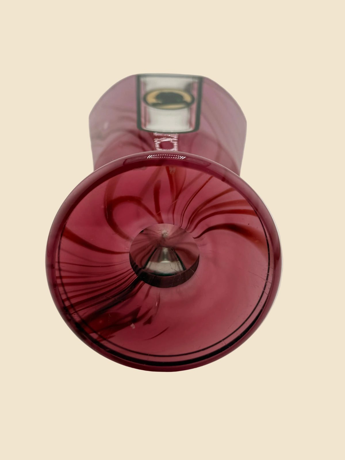 Fuß und Unterseite der rosafarbenen Biedermeier-Glasvase