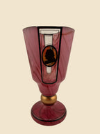 Seitenansicht der Biedermeier-Glasvase mit schwarzem Silhouettenporträt