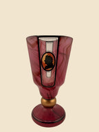 Biedermeier-Glasvase mit umlaufendem Silhouettendekor