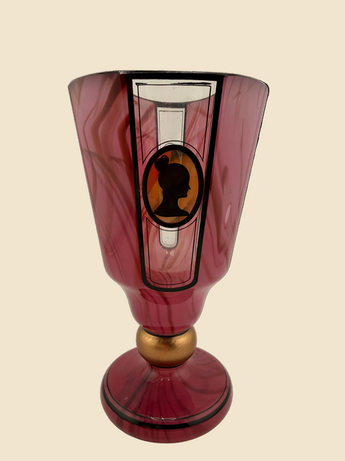 Biedermeier-Pokalvase aus rosafarbenem Glas mit Silhouettenporträt