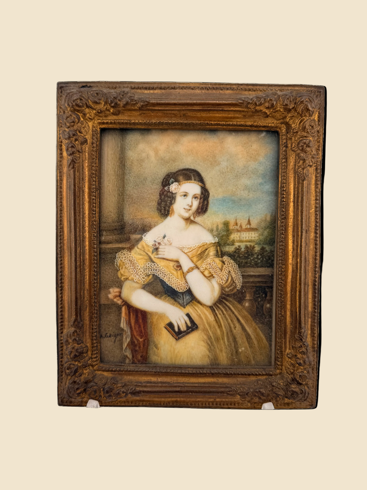 Handgemalte Biedermeier-Porzellanminiatur mit Damenporträt im vergoldeten Rahmen, 19. Jahrhundert