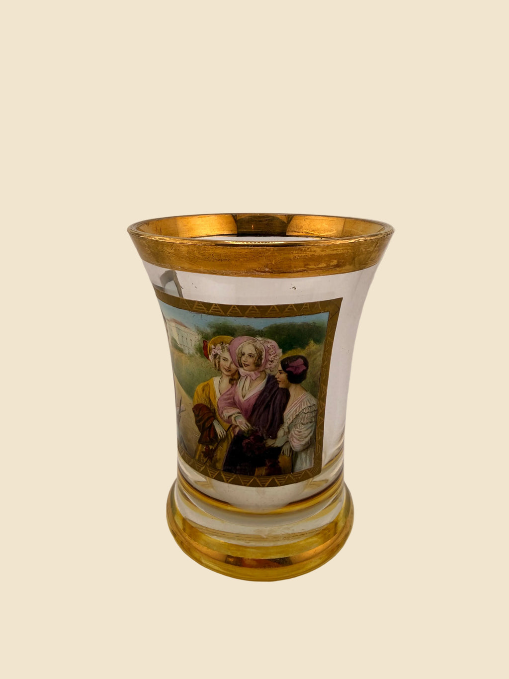Biedermeier Schubert-Becher mit drei elegant gekleideten Damen in polychromer Emailmalerei