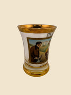 Seitenansicht des Biedermeier Schubert-Bechers mit Darstellung Franz Schuberts und vergoldeter Rahmung