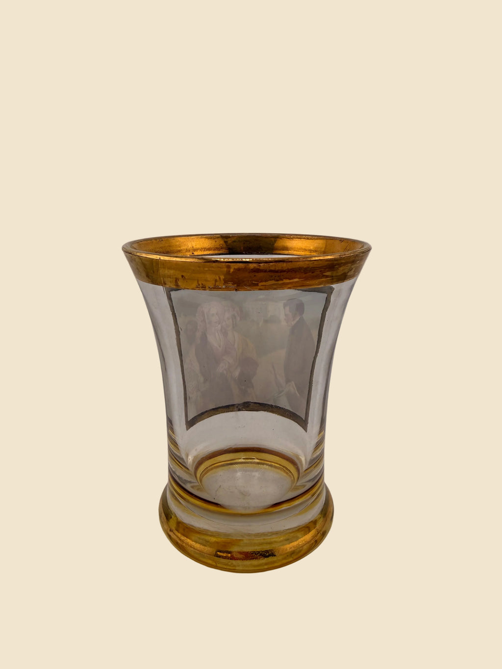Rückseite des Biedermeier Schubert-Bechers aus farblosem Glas mit vergoldetem Rand und Stand