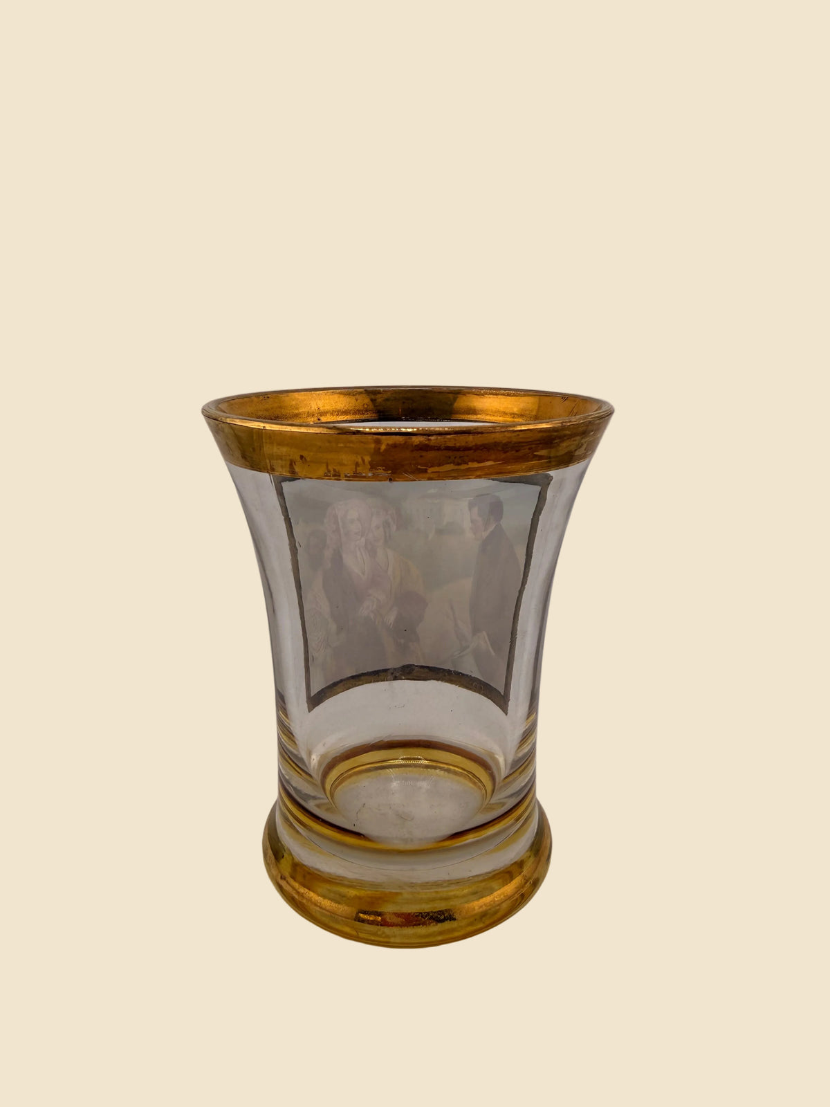 Rückseite des Biedermeier Schubert-Bechers aus farblosem Glas mit vergoldetem Rand und Stand