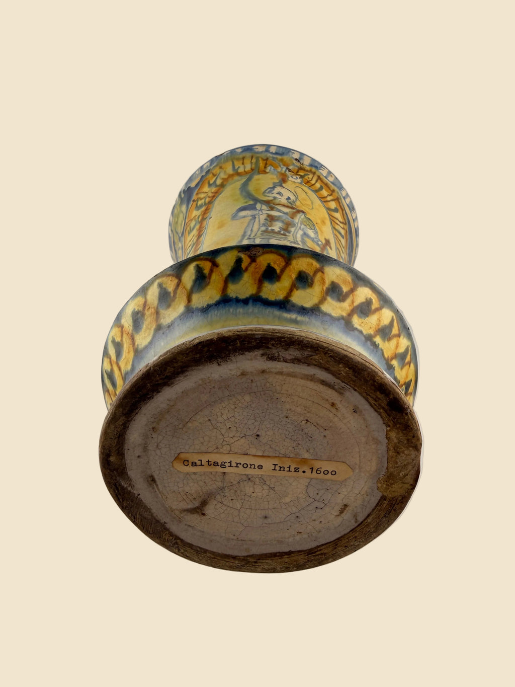 Unterseite des Maiolica-Albarello mit älterem Sammlungsetikett Caltagirone Iniz. 1600
