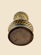 Unterseite des Maiolica-Albarello mit älterem Sammlungsetikett Caltagirone Iniz. 1600