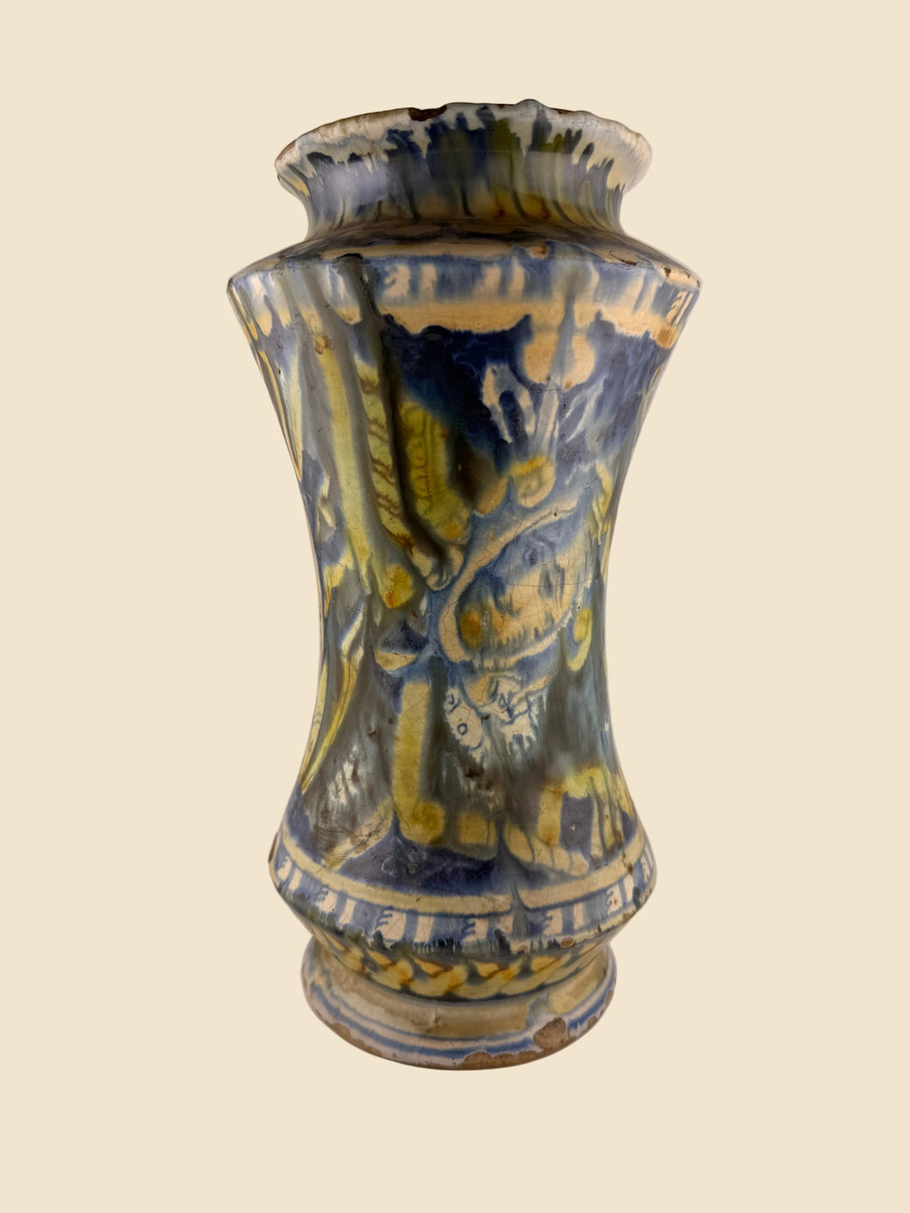 Linke Seitenansicht des Caltagirone zugeschriebenen Maiolica-Albarello mit polychromem Ornament