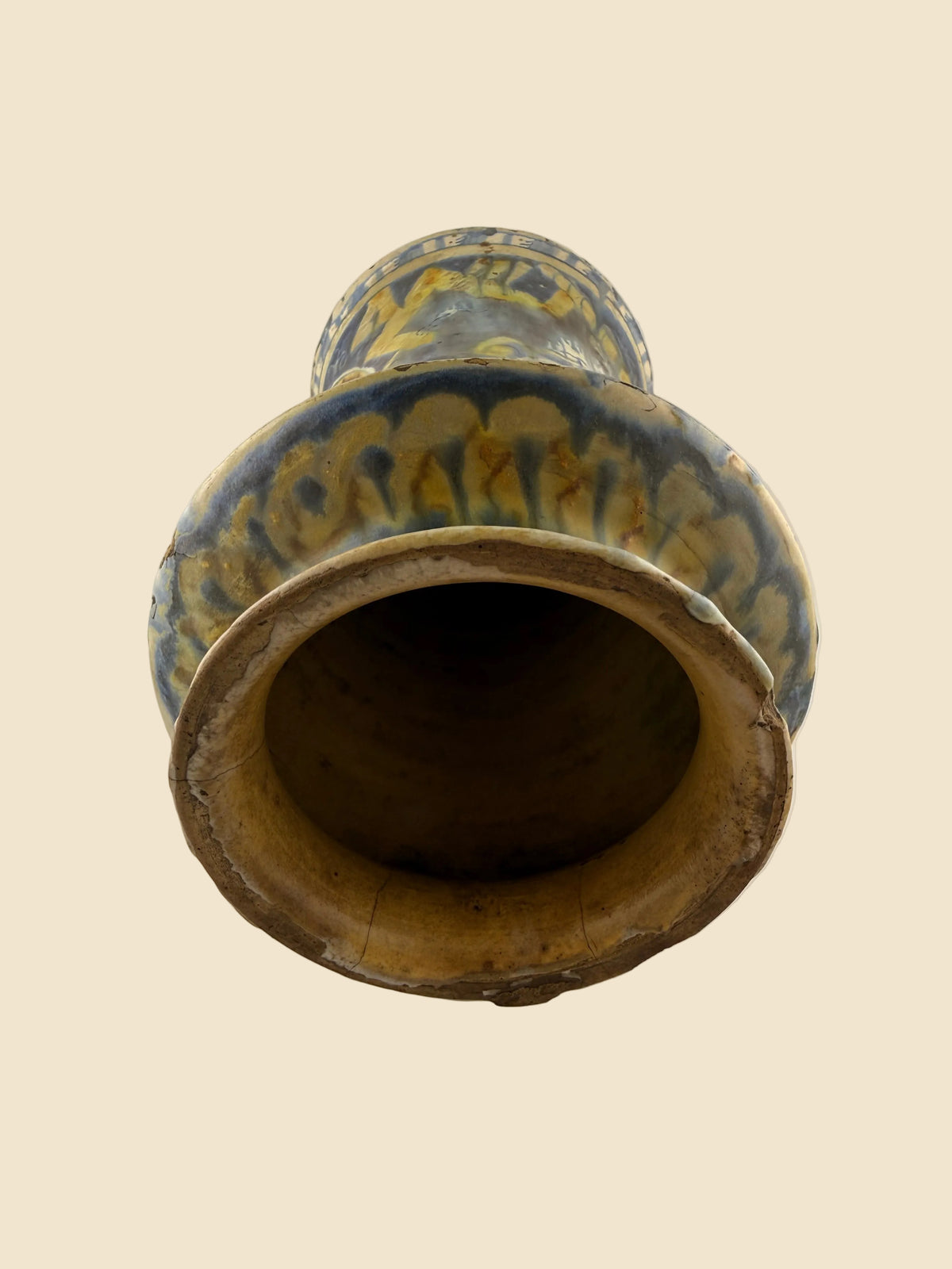 Mündung und Innenansicht des Caltagirone zugeschriebenen Maiolica-Albarello