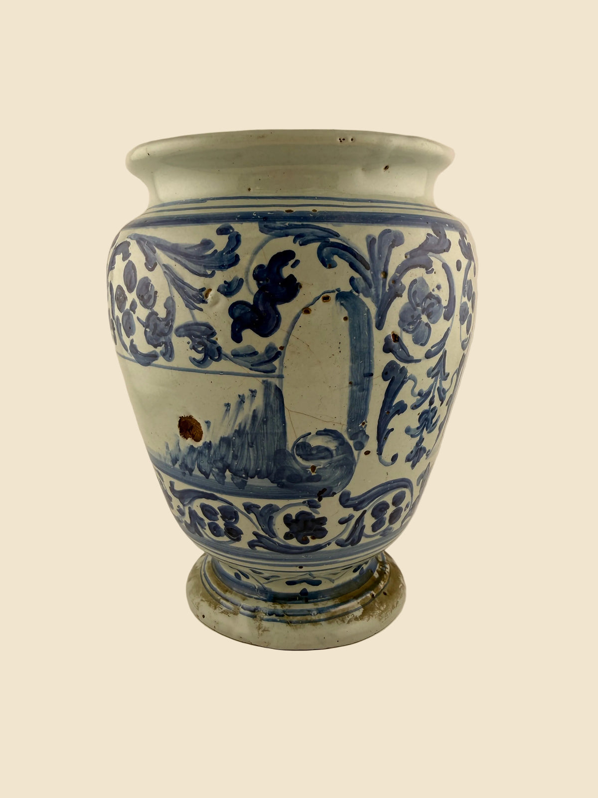 Seitenansicht des italienischen Maiolica-Apothekengefäßes mit kobaltblauer Renaissance-Rankenmalerei