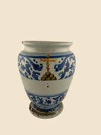 Faenza zugeschriebenes Maiolica-Apothekengefäß des 16. Jahrhunderts mit Golgatha-Kreuz und blauem Rankendekor
