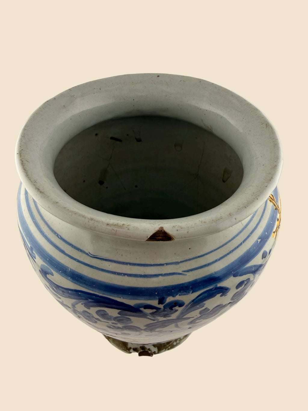 Mündung und Innenansicht des italienischen Maiolica-Apothekengefäßes mit Bestoßung am Lippenrand