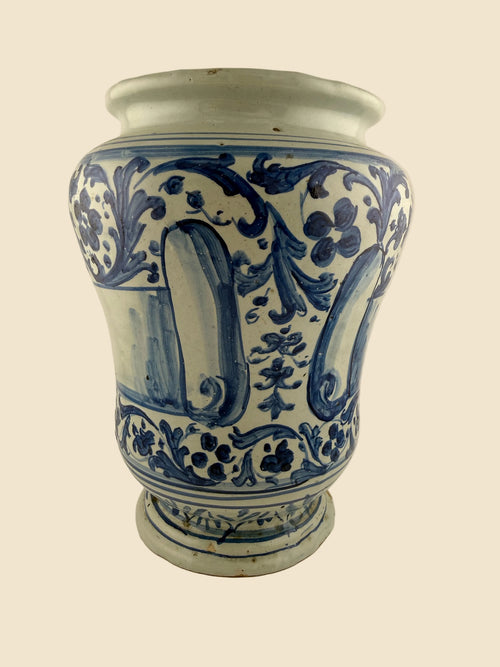 Linke Seitenansicht des großen Maiolica-Apothekengefäßes, Faenza zugeschrieben, mit kobaltblauem Renaissance-Dekor