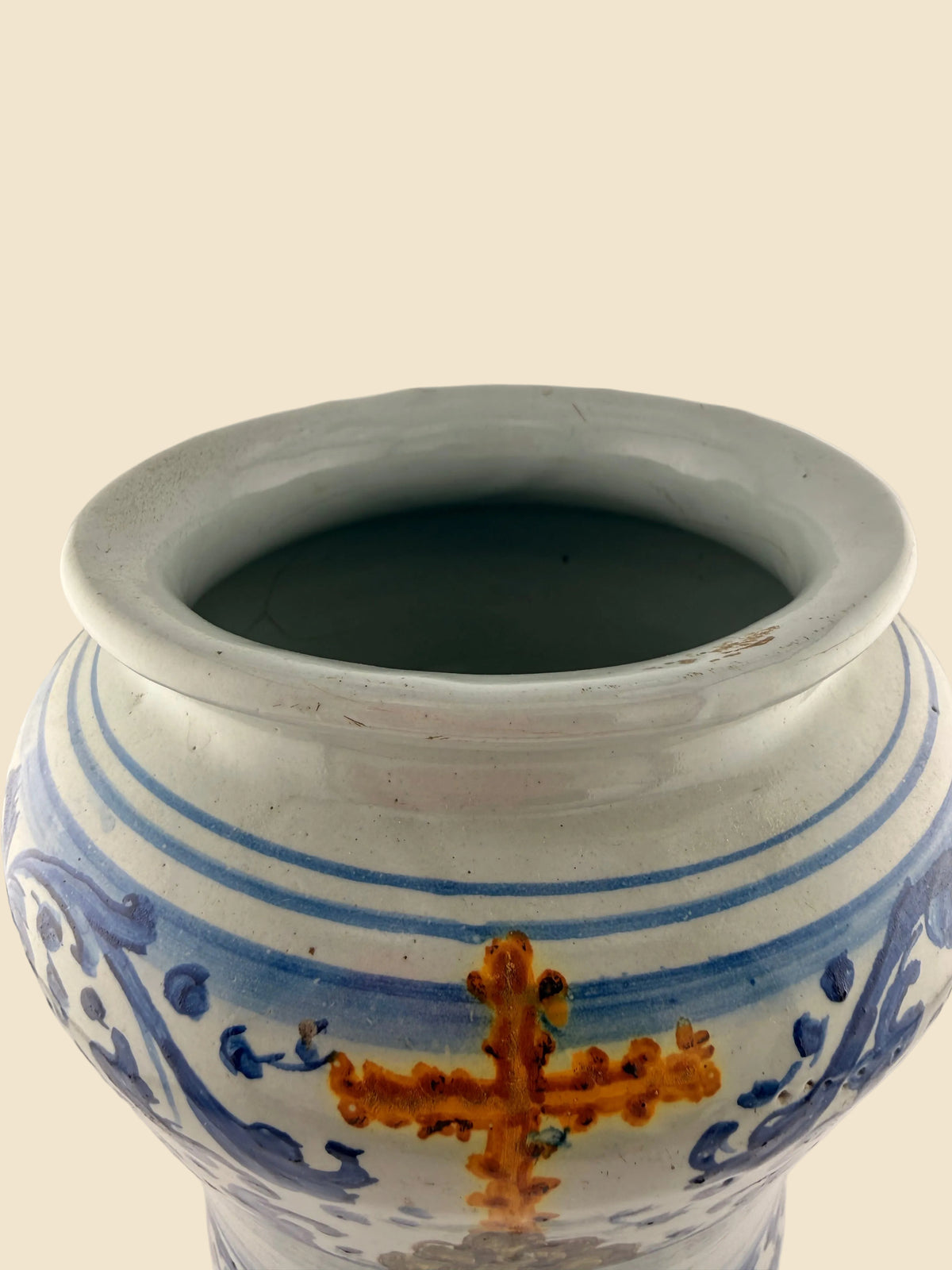 Mündung und Innenansicht des großen italienischen Maiolica-Apothekengefäßes, Faenza zugeschrieben