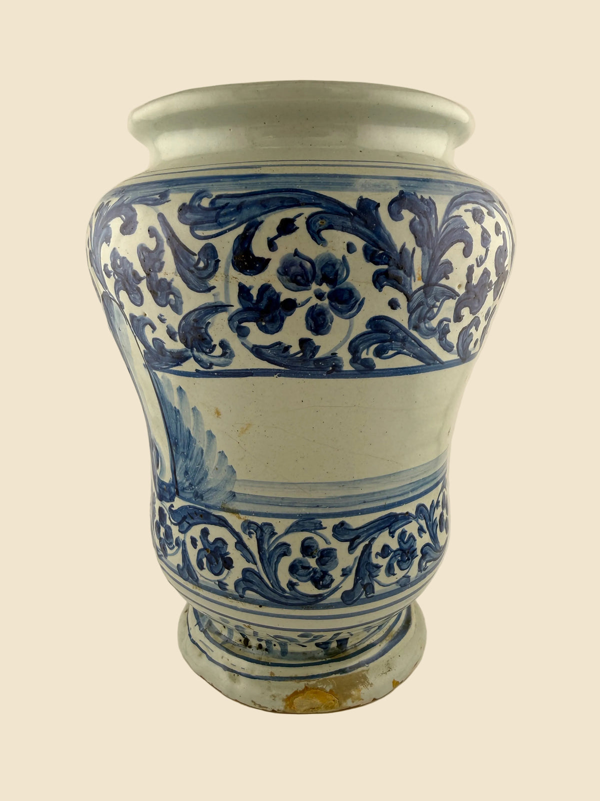 Rechte Seitenansicht des großen Maiolica-Apothekengefäßes, Faenza zugeschrieben, mit floralem Rankendekor