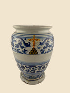 Italienisches Maiolica-Apothekengefäß des 16. Jahrhunderts mit Golgatha-Kreuz und kobaltblauem Rankendekor
