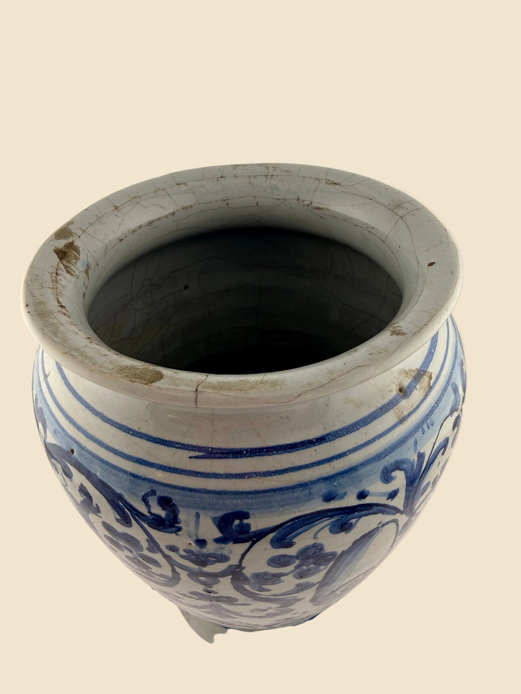 Mündung und Innenansicht des italienischen Maiolica-Apothekengefäßes aus dem 16. Jahrhundert