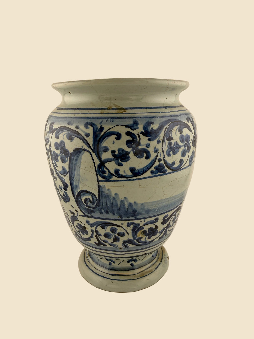Rückansicht des italienischen Maiolica-Apothekengefäßes mit kobaltblauer Ranken- und Blütenmalerei