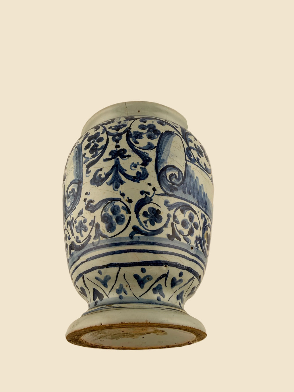 Rückansicht des italienischen Maiolica-Apothekengefäßes mit kobaltblauer Ranken- und Blütenmalerei