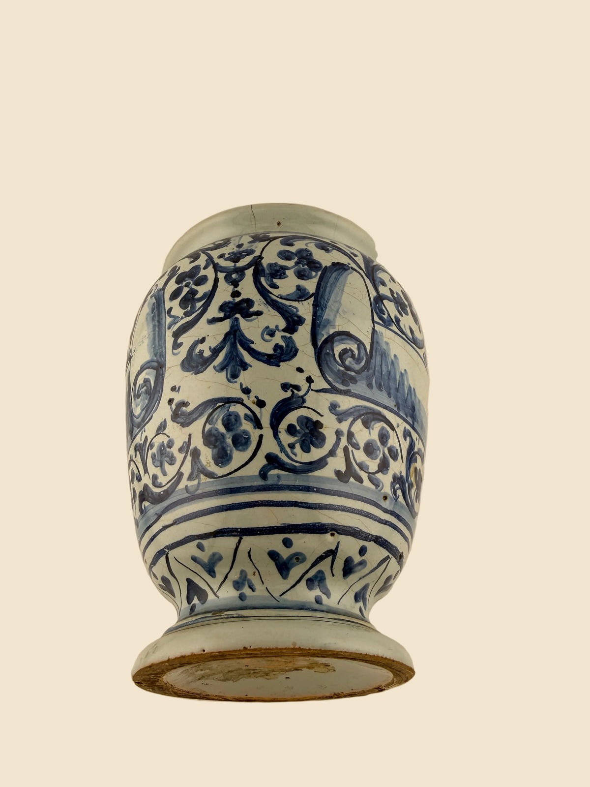 Rückansicht des italienischen Maiolica-Apothekengefäßes mit kobaltblauer Ranken- und Blütenmalerei