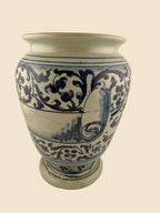 Seitenansicht des italienischen Maiolica-Gefäßes mit Renaissance-Rankendekor