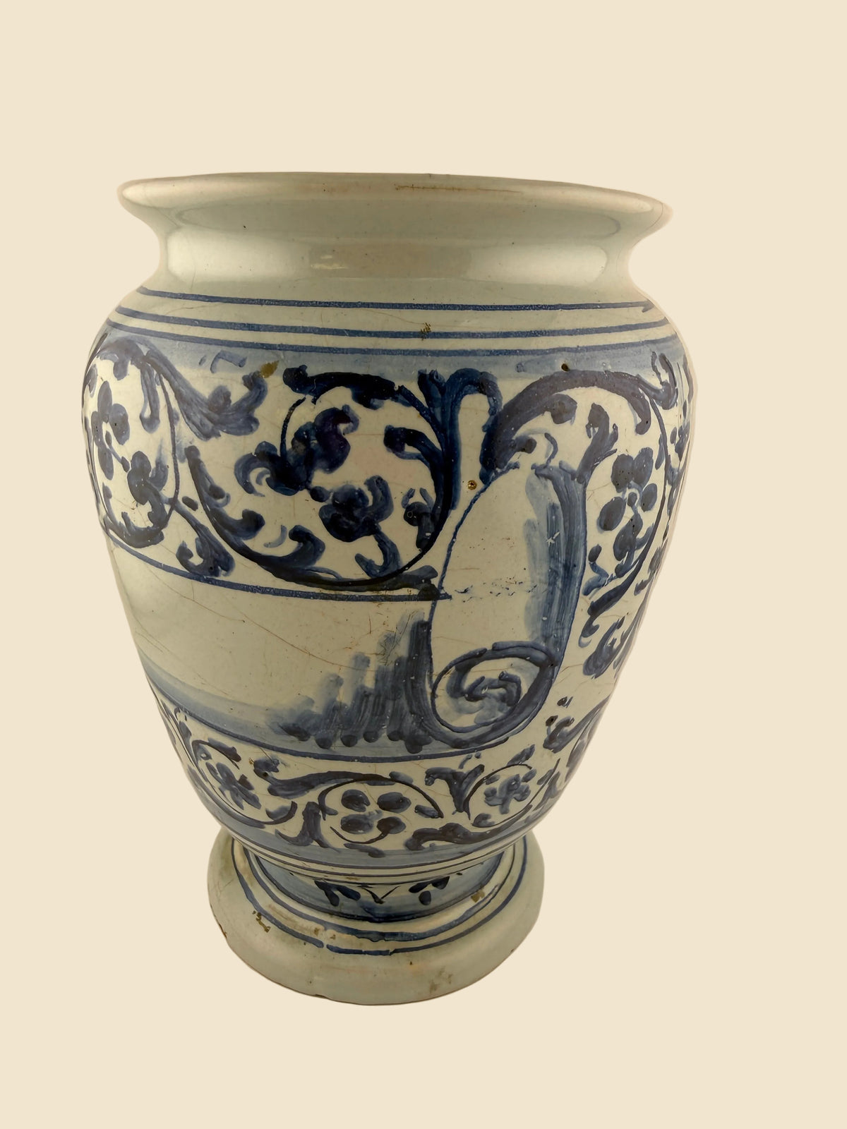 Seitenansicht des italienischen Maiolica-Gefäßes mit Renaissance-Rankendekor