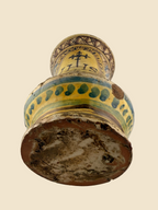 Unterseite des italienischen Maiolica-Albarello aus dem 16. Jahrhundert mit unglasiertem Standbereich