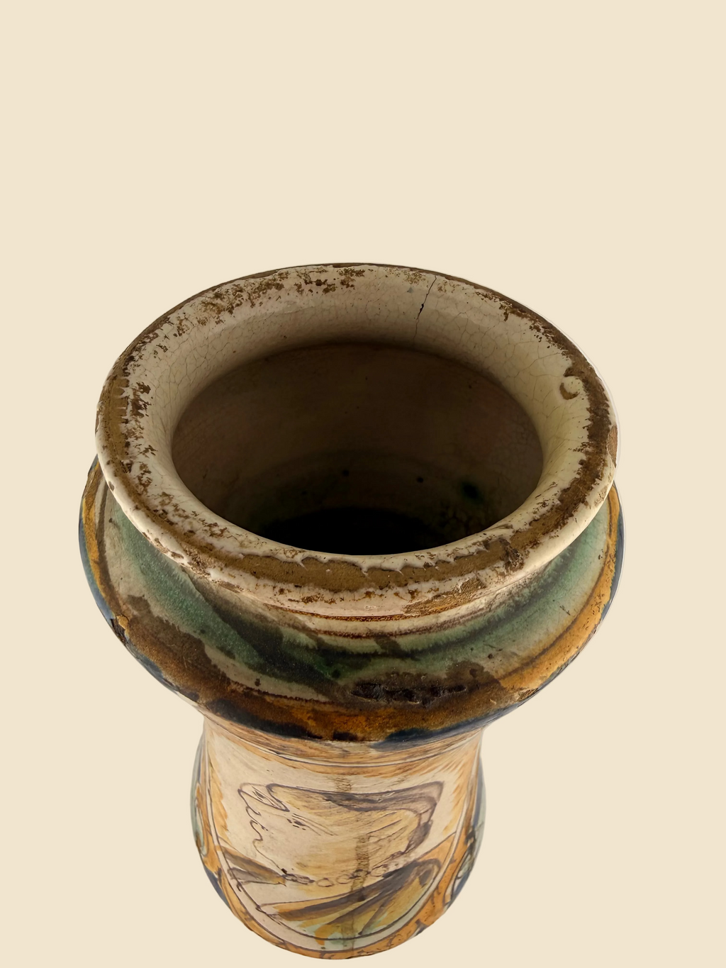 Mündung und Innenansicht des italienischen Maiolica-Albarello des 16. Jahrhunderts