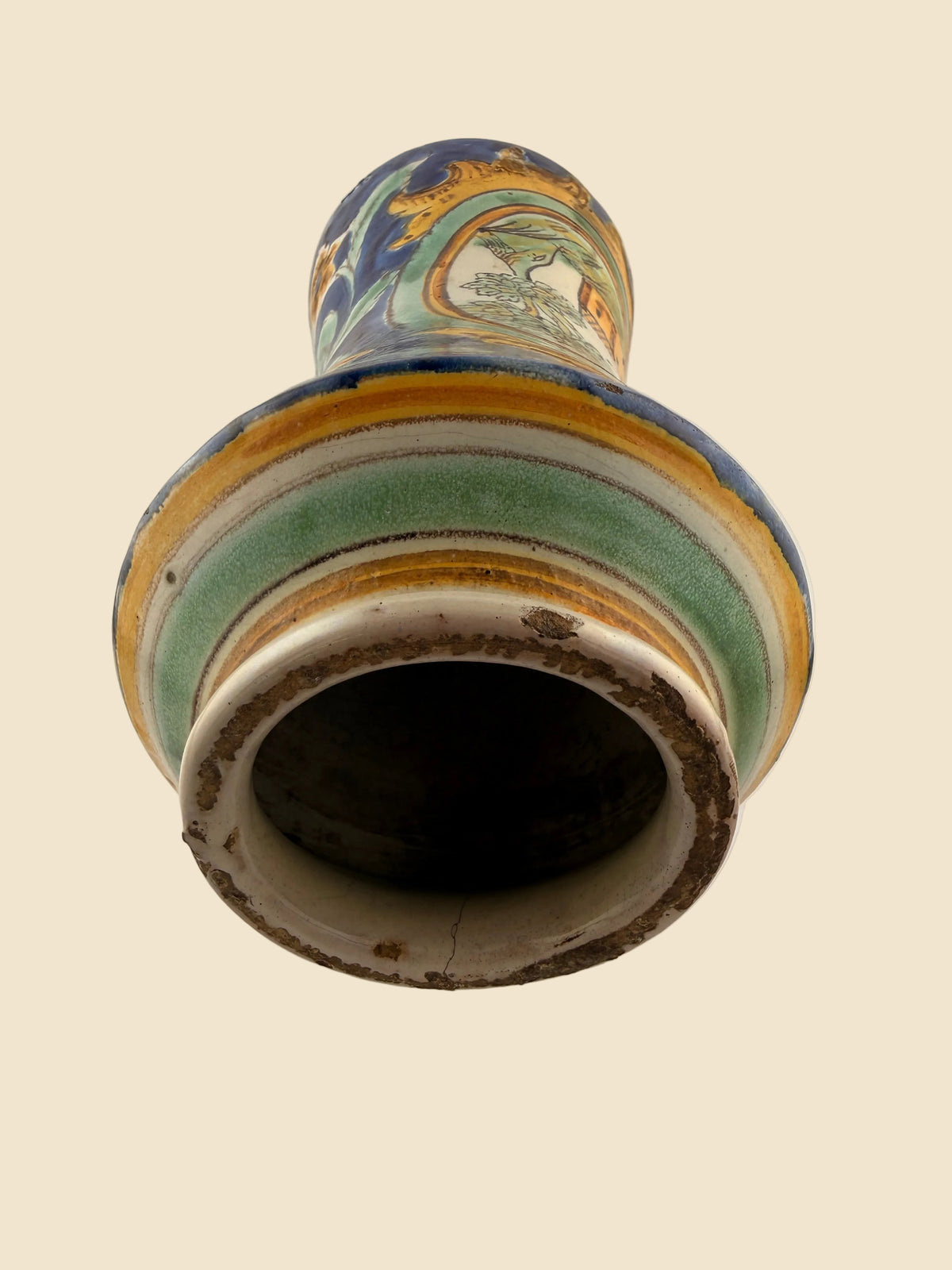 Mündung und Innenansicht des italienischen Maiolica-Albarello aus dem 16. Jahrhundert