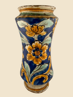 Rückansicht des italienischen Maiolica-Albarello mit floralem Blütenmotiv