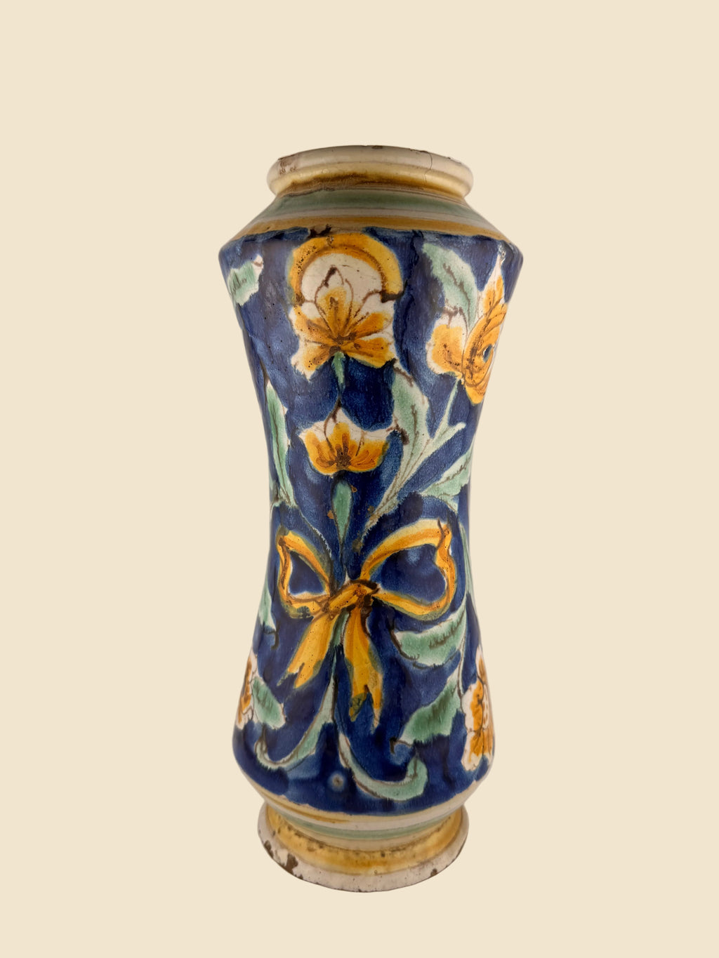 Rückansicht des italienischen Maiolica-Albarello mit großformatigem Blüten- und Blattdekor auf blauem Grund