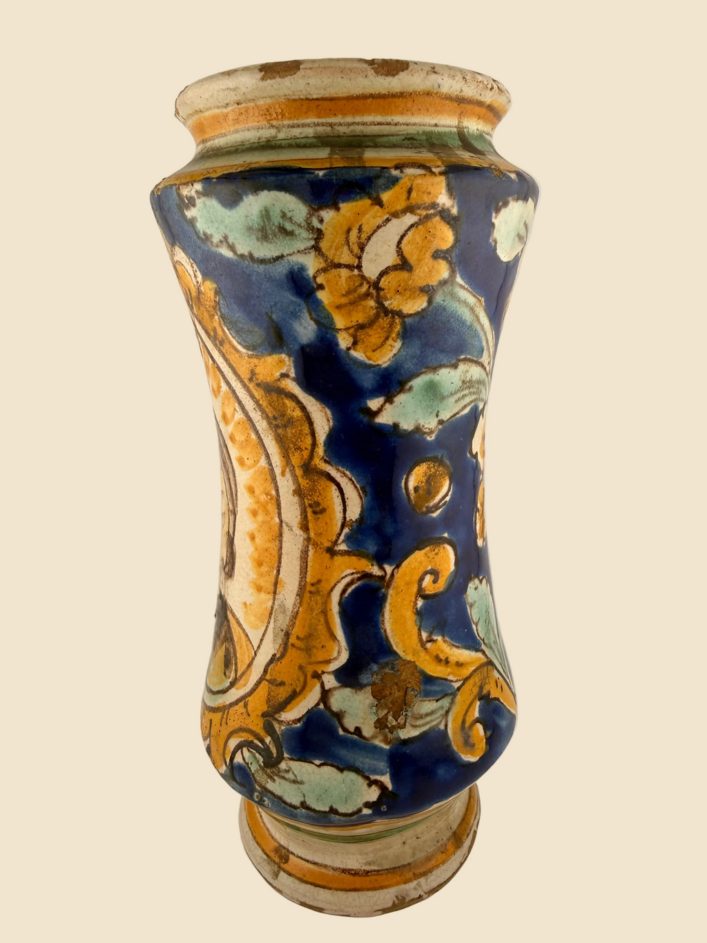Seitenansicht des italienischen Maiolica-Albarello mit ornamentalem Dekor in Blau, Ocker und Grün