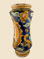 Seitenansicht des italienischen Maiolica-Albarello mit ornamentalem Dekor in Blau, Ocker und Grün