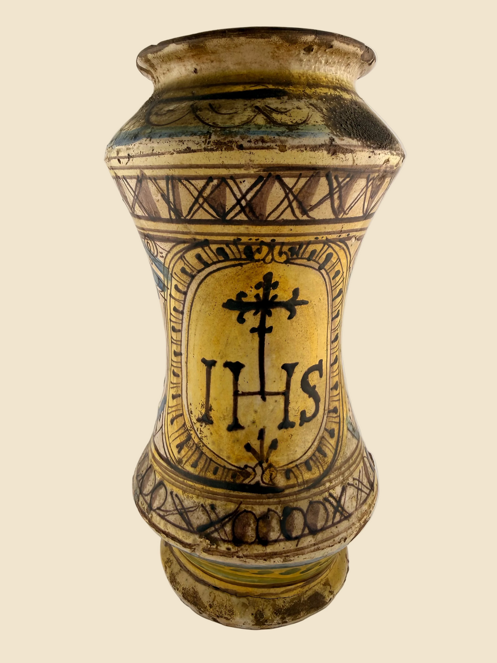Rückseite des italienischen Maiolica-Albarello mit IHS-Christogramm und Kreuz in gelber Kartusche