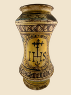 Rückseite des italienischen Maiolica-Albarello mit IHS-Christogramm und Kreuz in gelber Kartusche