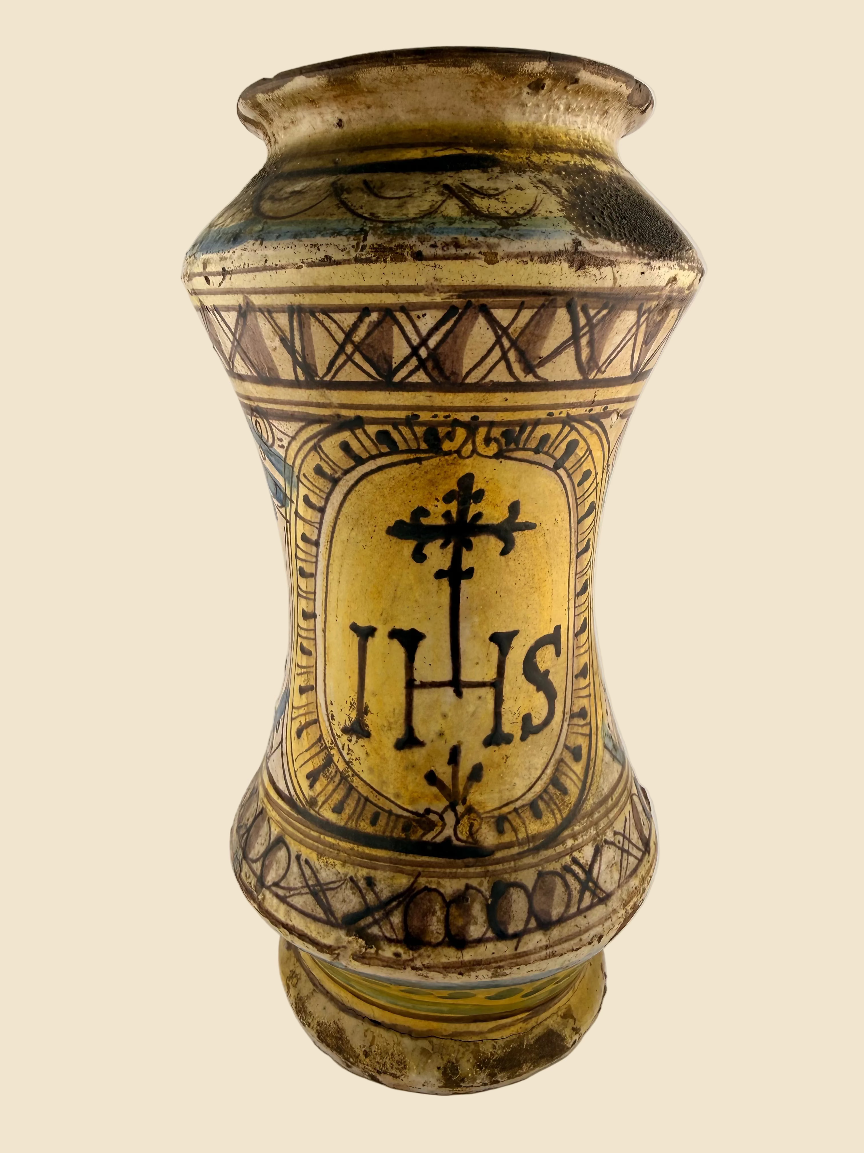 Rückseite des italienischen Maiolica-Albarello mit IHS-Christogramm und Kreuz in gelber Kartusche