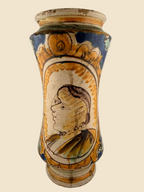 Italienischer Maiolica-Albarello des 16. Jahrhunderts mit weiblichem Profilbildnis in ovalem Medaillon