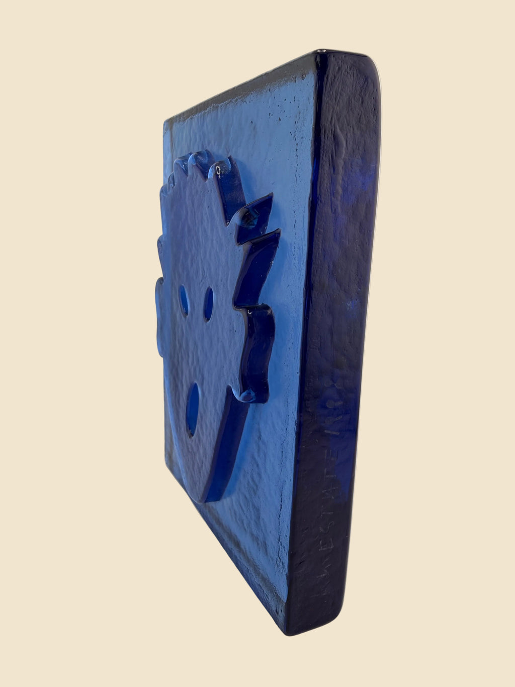 Seitenansicht von Kiki Kogelnik „Brick“ aus blauem Glas mit plastisch hervortretendem Gesicht