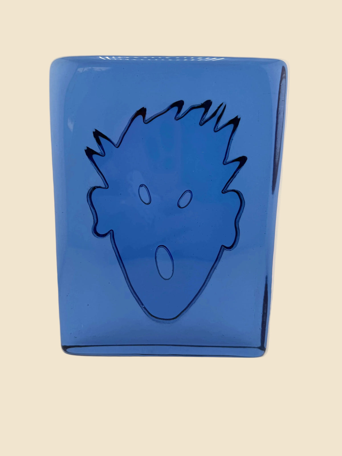 Kiki Kogelnik „Brick“, blaue Glasskulptur mit stilisiertem Kopfmotiv, Vorderseite