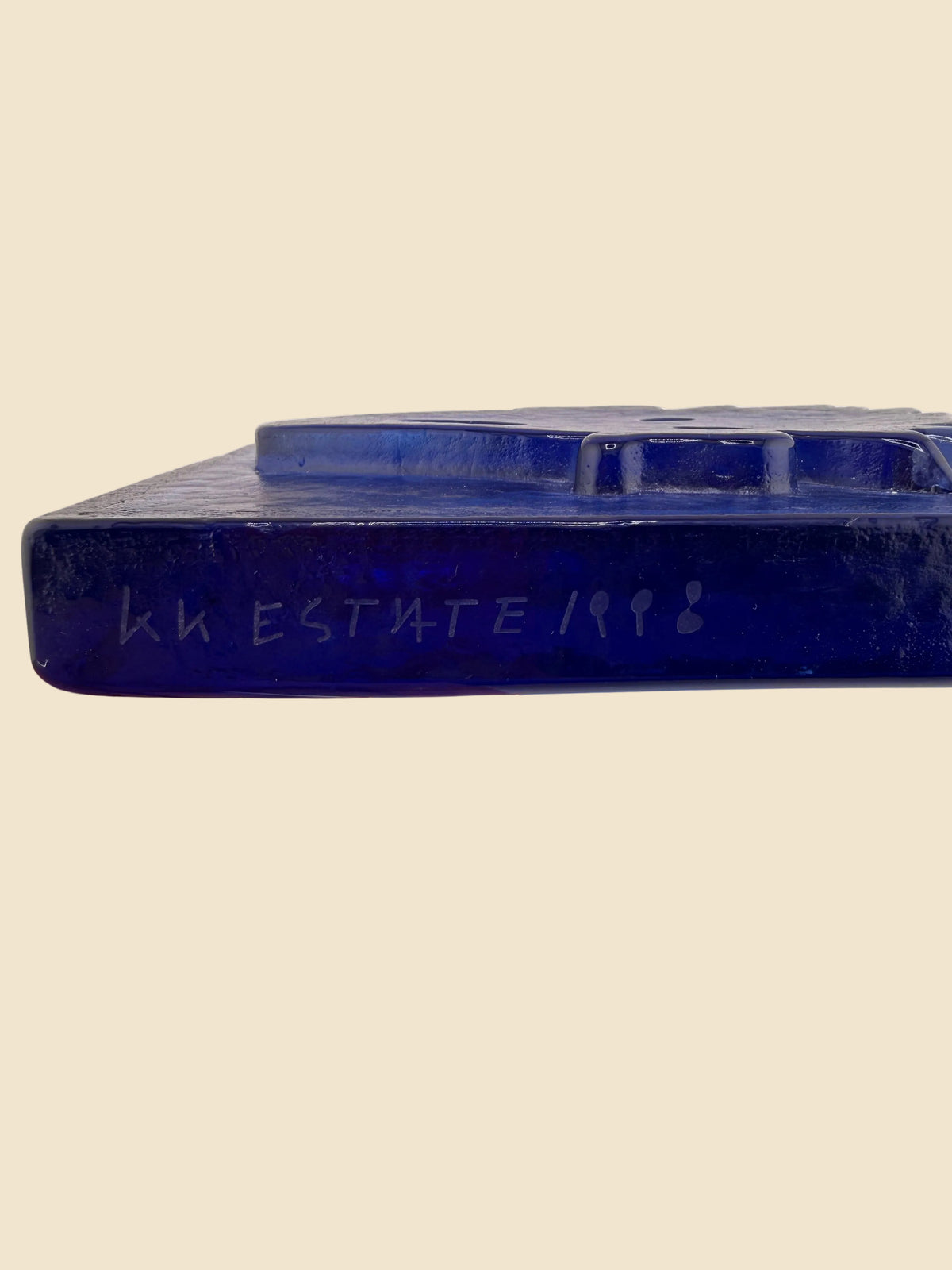 Detail der eingeätzten Bezeichnung „K K ESTATE 1998“ an Kiki Kogelnik „Brick“