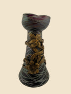Jugendstilvase aus irisierendem Glas mit floralem Metallbesatz, Vorderansicht
