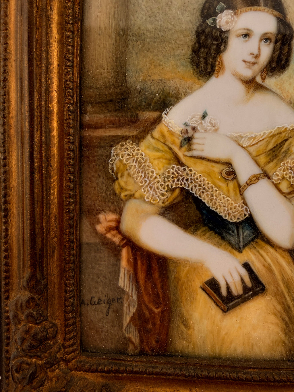 Detail der Signatur links unten auf einer antiken Biedermeier-Porzellanminiatur